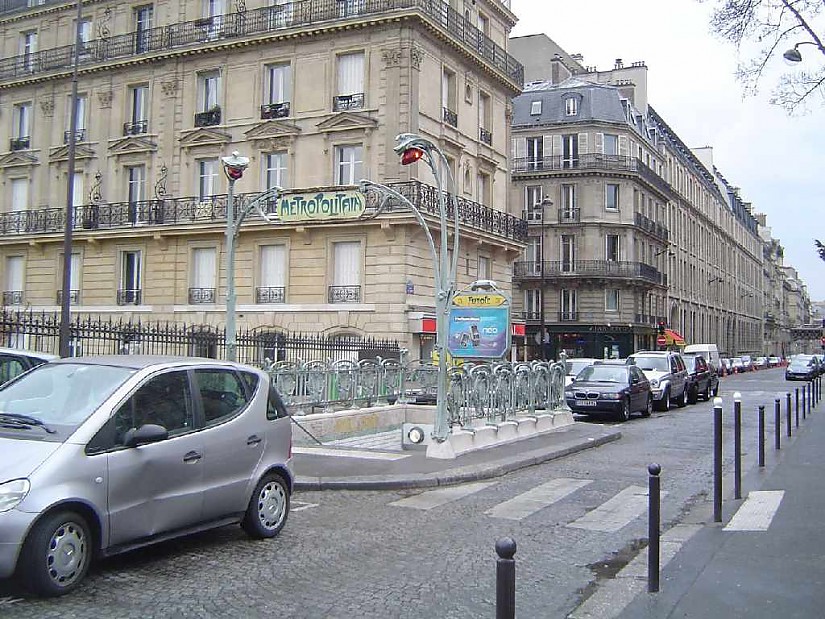 Eingang zur Metrostaiton »L'Europe – Simone Veil«; Fotoquelle: Wikimedia Commons Eingang zur Metrostaiton »L'Europe – Simone Veil«; Fotoquelle: Wikimedia Commons