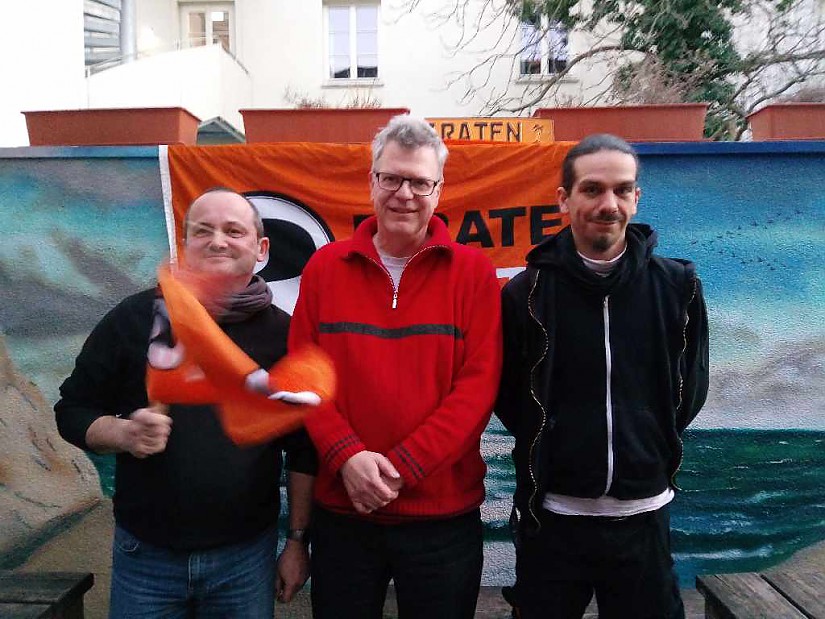 Neuer Vorstand der Piratenpartei Weimar von links nach rechts: Thomas Brückner, Oliver Kröning, Leo Wagner Neuer Vorstand der Piratenpartei Weimar von links nach rechts: Thomas Brückner, Oliver Kröning, Leo Wagner