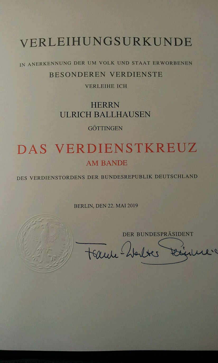 Urkunde Verdienstkreuz am Bande, Foto: U. Ballhausen