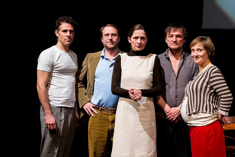 »Benefiz – Jeder rettet einen Afrikaner«, Foto: Sascha Kreklau  / Theater Duisburg »Benefiz – Jeder rettet einen Afrikaner«, Foto: Sascha Kreklau  / Theater Duisburg