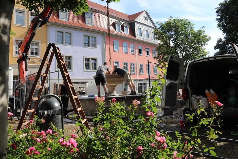 Restauratoren montieren Löwenbrunnen, Foto:Stadt Weimar, Orfanides