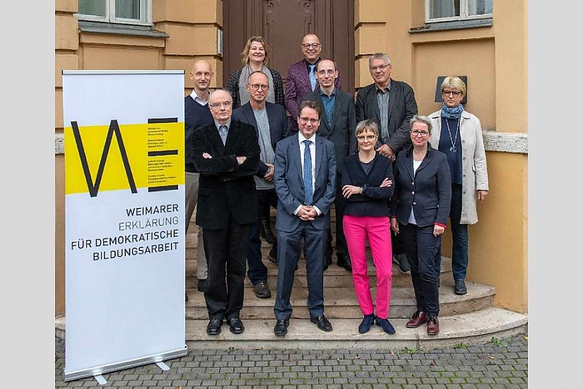 Die Unterzeichner der Weimarer Erklärung: Obere Reihe, von links nach rechts: Prof. Dr. Nathalie Singer (Bauhaus-Universität Weimar), Ralf Kirsten (Stadt Weimar). Mittlere Reihe: Eric Wrasse (Stiftung Europäische Jugendbildungs- und Jugendbegegnungsstätte Weimar), Hasko Weber (Deutsches Nationaltheater und Staatskapelle Weimar GmbH), Stephan Zänker (Haus der Weimarer Republik e.V.), Ulrich Dillmann (Volkshochschule Weimar), Uta Tannhäuser (Weimar-Jena-Akademie Verein für Bildung e.V.). Untere Reihe: Prof. Dr. Volkhard Knigge (Stiftung Gedenkstätten Buchenwald und Mittelbau-Dora), Prof. Dr. Jörg Ganzenmüller (Stiftung Ettersberg), Dr. Ulrike Lorenz (Klassik Stiftung Weimar), Ulrike Köppel (weimar GmbH). Foto: Thomas Müller