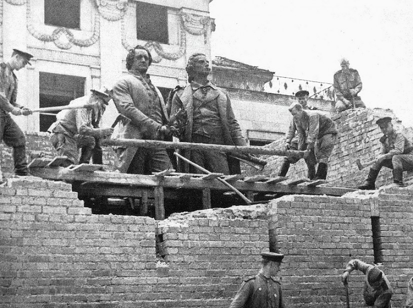 Freilegung des Goethe-Schiller-Denkmals durch Sowjetsoldaten, Quelle: Bundesarchiv Berlin