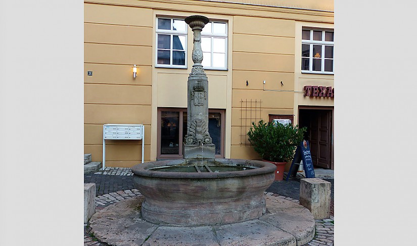 Geleitbrunnen, Weimar 2014, Urheber: Dr. Bernd Gross, Lizenz: https://creativecommons.org/licenses/by-sa/3.0/de/deed.de