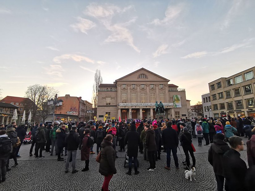 Spontandemonstration auf dem Theaterplatz Weimar, 5. Februar 2020, Foto: Radio LOTTE Spontandemonstration auf dem Theaterplatz Weimar, 5. Februar 2020, Foto: Radio LOTTE