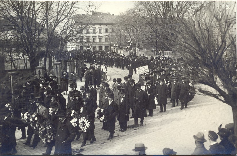 Trauermarsch zur Beisetzung der Märzgefallenen in Weimar am 18. März 1920 , Quelle: Stadtmuseum Weimar Trauermarsch zur Beisetzung der Märzgefallenen in Weimar am 18. März 1920 , Quelle: Stadtmuseum Weimar