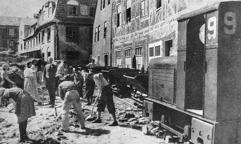 Trümmerbahn in der Brauhausgasse um 1945, Foto: unbekannt, Stadtarchiv Weimar, Sammlung Schindler 60 10-542 Band 2 (Doppelseite 4, oben links) Trümmerbahn in der Brauhausgasse um 1945, Foto: unbekannt, Stadtarchiv Weimar, Sammlung Schindler 60 10-542 Band 2 (Doppelseite 4, oben links)