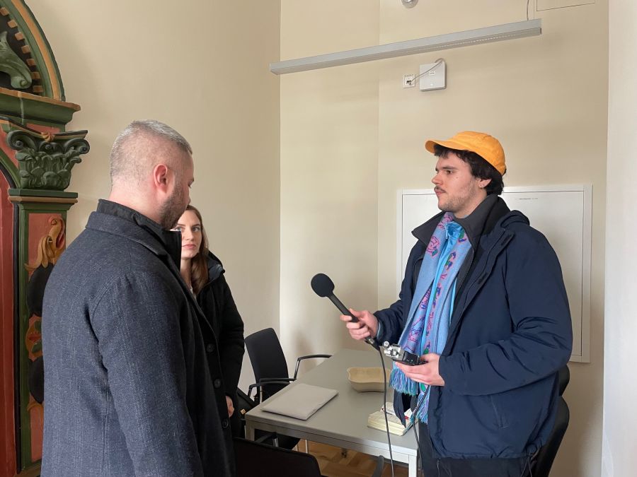 Edgar Fülle im Gespräch mit Oleg Volsky, dem Bürgermeister von Schowkwa, Foto: Radio LOTTE