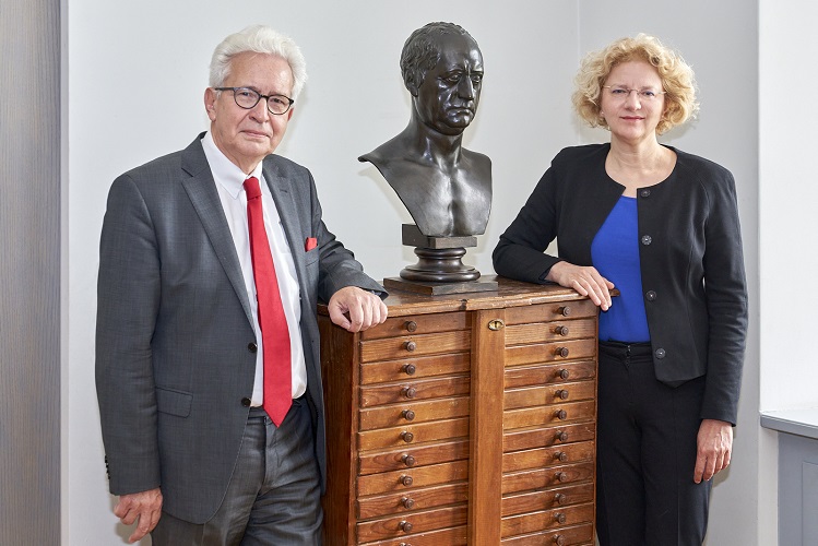 Foto (v.l.n.r.): Dieter Höhnl, Vorstandsvorsitzender des Vereins Goethe-Nationalmuseum e.V. und Dr. Annette Ludwig, Direktorin der Museen, Klassik Stiftung Weimar (Quelle: © Klassik Stiftung Weimar, Fotograf: Hannes Bertram) Foto (v.l.n.r.): Dieter Höhnl, Vorstandsvorsitzender des Vereins Goethe-Nationalmuseum e.V. und Dr. Annette Ludwig, Direktorin der Museen, Klassik Stiftung Weimar (Quelle: © Klassik Stiftung Weimar, Fotograf: Hannes Bertram)