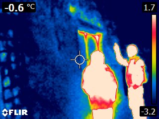 Gespräch während einer Thermografiebetrachtung 2021 (Foto: Stadt Weimar) Gespräch während einer Thermografiebetrachtung 2021 (Foto: Stadt Weimar)
