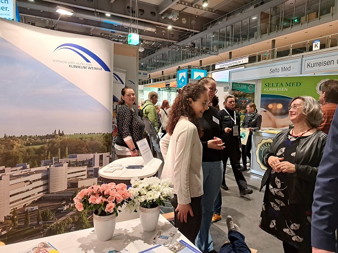 Im Gespräch zum Thema Wiederbelebung: Thüringens Gesundheitsministerin Heike Werner informiert sich bei den Pflegeschülerinnen Verena Ortmann und Berta Kautzleben (von links): Foto: Sandra Hellmuth 