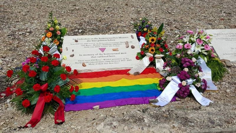 Gedenkplatte für homosexuelle Männer, die im KZ Buchenwald inhaftiert waren (Quelle: AIDS-Hilfe Weimar & Ostthüringen e.V.) 