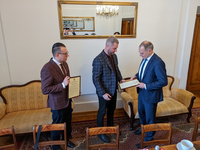 Übergabe der Gastgeschenke aus Weimar im Rathaus von Zamosc. V.l.: Andrzej Wnuk (BM Zamosc), Oleg Volskyi (BM Schowkwa) und Oberbürgermeister Peter Kleine (Foto: Stadt Weimar)