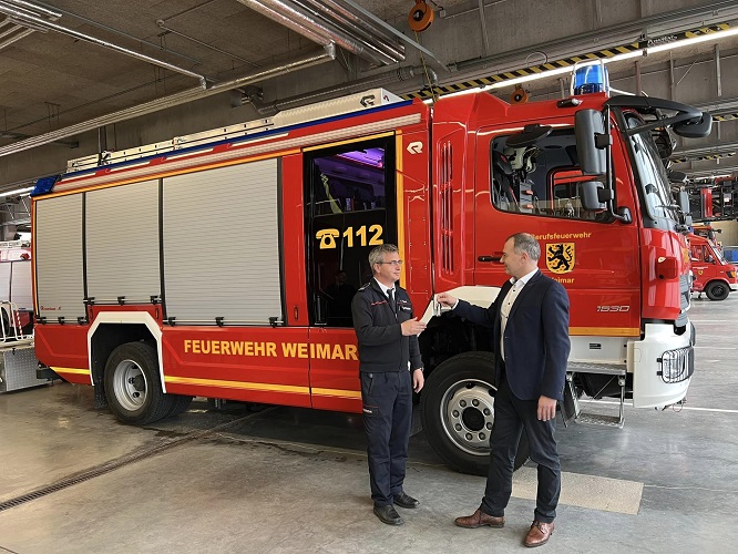 Stadt übergibt neues Löschgruppenfahrzeug an Berufsfeuerwehr (Quelle: Stadt Weimar) Stadt übergibt neues Löschgruppenfahrzeug an Berufsfeuerwehr (Quelle: Stadt Weimar)