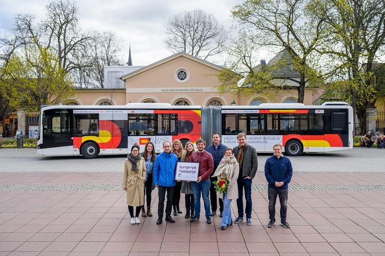 Stadtbus wirbt für Haus der Weimarer Republik (Foto: Candy Welz) Stadtbus wirbt für Haus der Weimarer Republik (Foto: Candy Welz)
