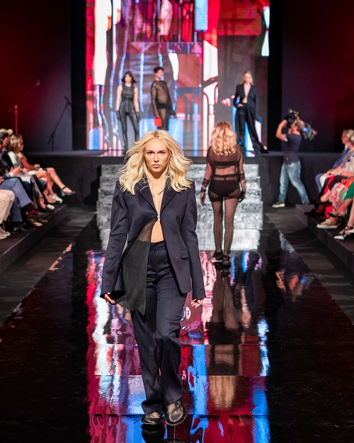 Modenschau zur Preisverleihung im Rahmen des Apolda European Designe Award (Quelle: Apolda European Designe Award)   Modenschau zur Preisverleihung im Rahme des Apolda European Designe Award (Quelle: Apolda European Designe Award)