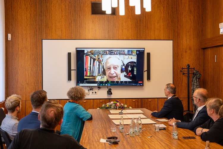 Währen der Unterzeichnung der Ehrenbürger-Urkunden sind die Auschwitz- und Buchewald-Überlebenden digital zugeschaltet (Quelle: Stadt Weimar) Währen der Unterzeichnung der Ehrenbürger-Urkunden sind die Auschwitz- und Buchewald-Überlebenden digital zugeschaltet (Quelle: Stadt Weimar)