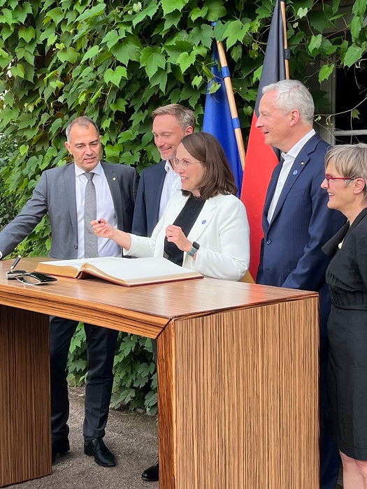 Finanzminister der Länder des "Weimarer Dreiecks" tragen sich in das Goldene Buch der Stadt ein (Quelle: Stadt Weimar) Finanzminister der Länder des "Weimarer Dreiecks" tragen sich in das Goldene Buch der Stadt ein (Quelle: Stadt Weimar)