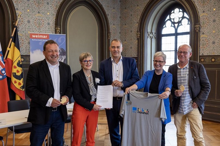 Um den Goethe-Kultur-Lauf auf feste Füße zu stellen, unterzeichneten Christian Jost, Geschäftsführer der SCC EVENTS GmbH, Dr. Ulrike Lorenz, Präsidentin der Klassik Stiftung Weimar, Oberbürgermeister Peter Kleine und Ulrike Köppel, Geschäftsführerin der weimar GmbH (v.l.n.r.) den gemeinsamen Vertrag im Weimarer Rathaus. Ideengeber ist der passionierte Läufer Helmut Krauß (rechts im Bild), der bereits das Konzept für den ähnlichen Bauhaus-Marathon 2019 geliefert hat. (Foto: Stadt Weimar)