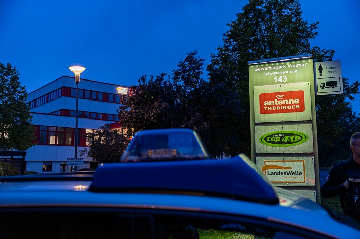 Bombendrohung bei Antenne Thüringen, Landeswelle und RadioTop40; Funkhaus-Gebäude wird evakuiert (Quelle: JKFotografie & TV) Bombendrohung bei Antenne Thüringen, Landeswelle und RadioTop40; Funkhaus-Gebäude wird evakuiert (Quelle: JKFotografie & TV)