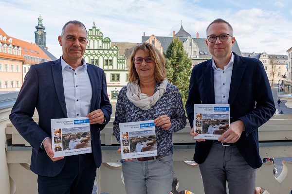 Foto: Oberbürgermeister Peter Kleine, Ute Böhnki (Behinderten- und Seniorenbeauftragte der Stadt Weimar) und Carsten Wiedenfeld (Johanniter, LIGA der Freien Wohlfahrtspflege der Stadt Weimar); Quelle: Stadt Weimar