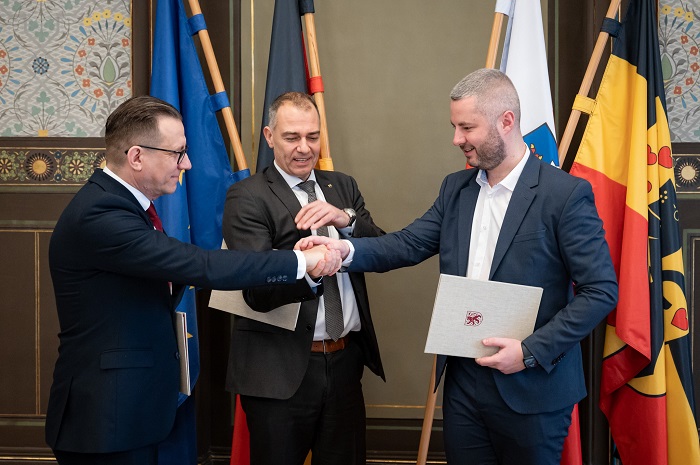 Andrzej Wnuk, Stadtpräsident von Zamosc, Oberbürgermeister Peter Kleine und Oleg Volskyi, Bürgermeister von Schowkwa, besiegeln die trilaterale Partnerschaft. (Foto: Henry Sowinski)