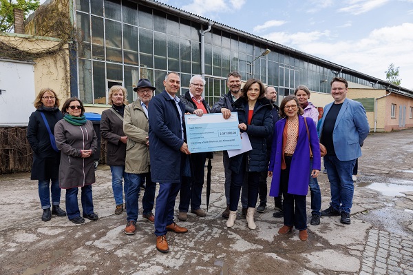 Die Parlamentarische Staatssekretärin der Bundesministerin für Wohnen, Stadtentwicklung und Bauwesen, Elisabeth Kaiser, übergab am 17.04.2024 die Förderurkunde und einen Förderscheck an Oberbürgermeister Peter Kleine. (Foto: Stadt Weimar)