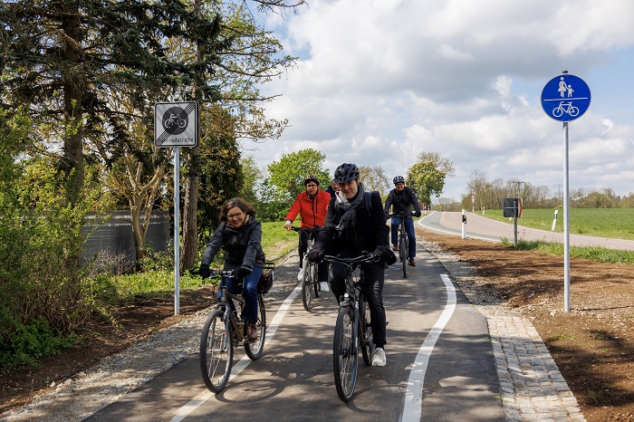 Beigeordnete Dr. Claudia Kolb und ihren Kollegen aus der Stadtverwaltung befahren neu eingeweihten Radweg (Quelle: Stadt Weimar)