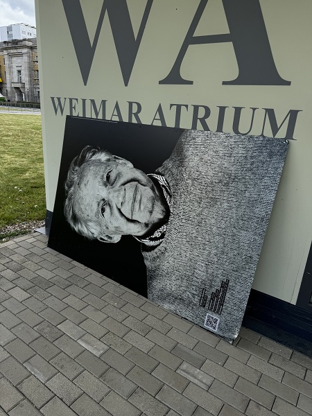 Fototafel des italienischen Buchenwaldüberlebenden Gilberto Salmoni heruntergerissen (Quelle; Martin Kranz, Initiator der Zeugen-Ausstellung)