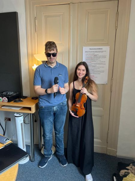 Aaron Christopher Hoffmann und Violinistin Franziska Stemmer, Foto: Stefan Schmidt