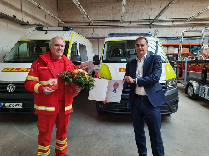 Axel Riedel erhält Bürgerpreis von OB Peter Kleine (Foto: Linus Finn Bals)