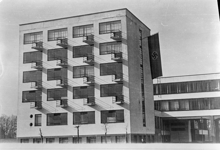 Bauhaus-Gebäude Dessau (1925/1926) mit Hakenkreuzfahne am Ateliergebäude, 1933 Architekt: Walter Gropius, Bauhaus-Archiv Berlin (Fotograf/in: unbekannt)
