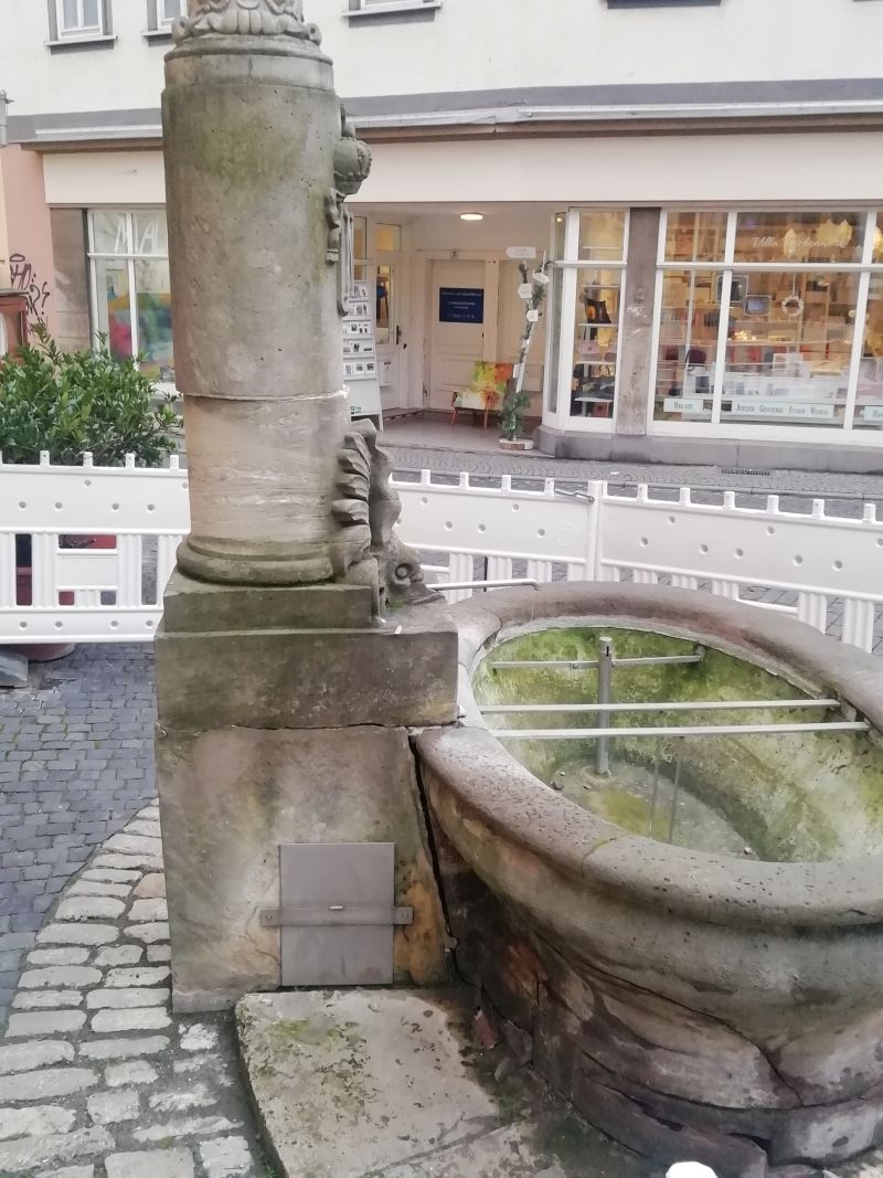 Beschädigter Geleitbrunnen (Foto: Andreas Menzel)