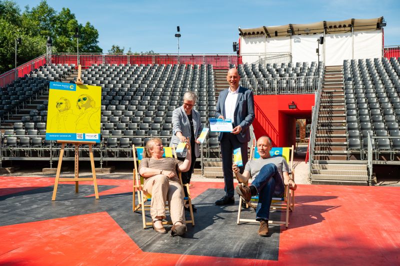 Ulrike Köppel, Geschäftsführerin der weimar GmbH; Wirtschaftsminister Wolfgang Tiefensee; Julia Miehe, Leiterin der Kulturdirektion Weimar und Generalintendant des DNT Hasko Weber freuen sich auf die Besucher des Weimarer Sommers (Foto: Henry Sowinski, weimar GmbH)