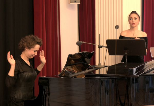 Diana Schnürpel (links) und Margarita Gritskova (rechts) im Foyer des DNT Weimar; Foto: O. Schnürpel