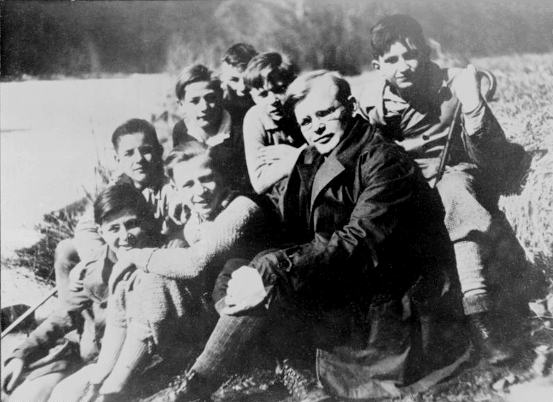 Dietrich Bonhoeffer mit Schülern (1932), Quelle: Bundesarchiv, Bild 183-R0211-316  CC-BY-SA 3.0.jpg Dietrich Bonhoeffer mit Schülern (1932), Quelle: Bundesarchiv, Bild 183-R0211-316  CC-BY-SA 3.0.jpg
