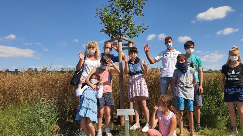 Kinder und Jugendliche aus der Wohnstätte in der Tiefurter Allee Weimar pflanzen ihren Apfelbaum (Quelle: Lebenshilfe-Werk Weimar/Apolda e. V.)