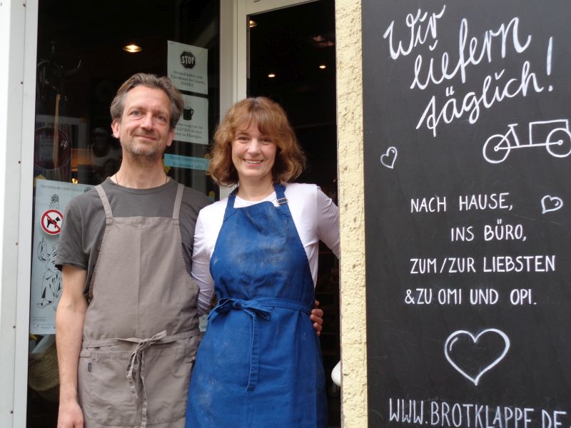 Die Brotklappen-Inhaber: Annika und Sebastian Lück vor dem Geschäft in der Trierer Straße. (Quelle: Brotklappe Weimar) 
