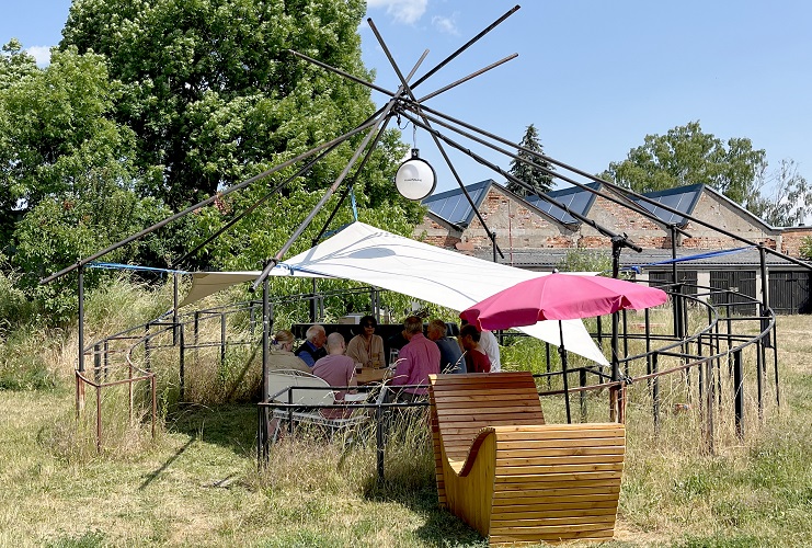 Eine der Arbeitsgruppen bei der ZukunftswerkSTADT auf dem großräumigen Gelände des Gaswerk Weimar e.V. (Quelle: BÜNDNIS 90/DIE GRÜNEN Weimar)  Eine der Arbeitsgruppen bei der ZukunftswerkSTADT auf dem großräumigen Gelände des Gaswerk Weimar e.V. (Quelle: BÜNDNIS 90/DIE GRÜNEN Weimar)