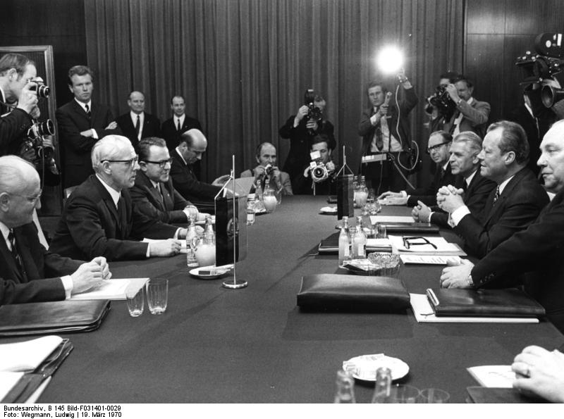 Gespräch zwischen Willy Brandt und Willi Stoph im Erfurter Hof, Quelle: Bundesarchiv, B 145 Bild-F031401-0029 / Wegmann, Ludwig / CC-BY-SA 3.0
