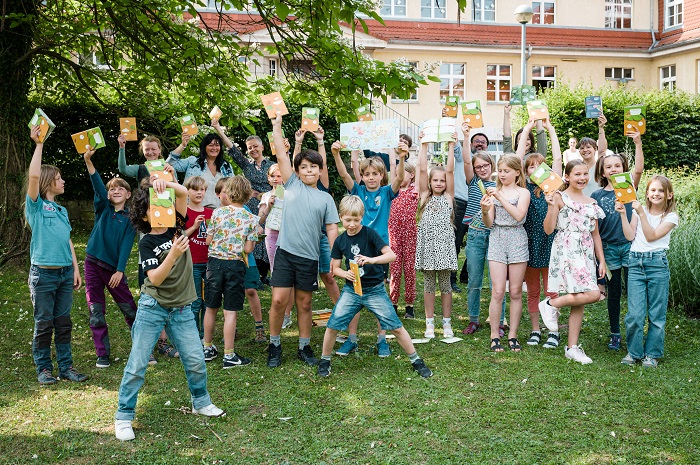 Stellvertretend für die 32.000 Thüringer Kinder erhielt die Pestalozzi-Schule in Weimar am 4. Juli 2023 bei einer öffentlichen Übergabe die neuen Möhrchenhefte. (Foto: Henry Sowinski) Stellvertretend für die 32.000 Thüringer Kinder erhielt die Pestalozzi-Schule in Weimar am 4. Juli 2023 bei einer öffentlichen Übergabe die neuen Möhrchenhefte. (Foto: Henry Sowinski)