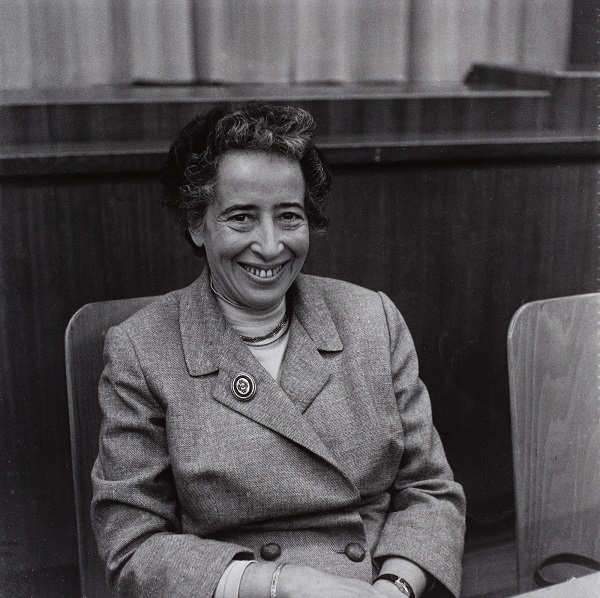 Hannah Arendt auf dem 1. Kulturkritikerkongress 1958 (Fotografie von Barbara Niggl Radloff; wikipedia.org; CC BY-SA 4.0) Hannah Arendt auf dem 1. Kulturkritikerkongress 1958 (Fotografie von Barbara Niggl Radloff; wikipedia.org; CC BY-SA 4.0)
