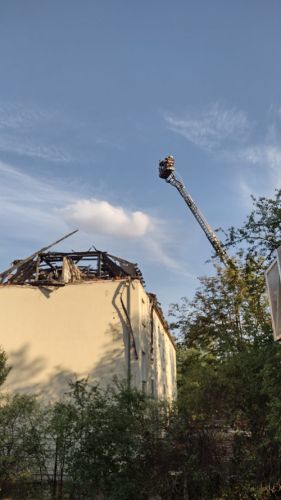 Abgebrannte Dachgeschoß-Wohnung in der Ettersburger Straße (Foto: Feuerwehr Weimar)