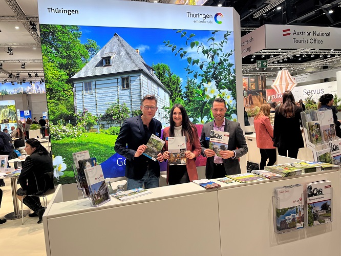  Stephan von Kolson (Thüringer Wald), Romy Naumann (Erfurt) und Serge Strekotin (weimar GmbH) am gemeinsamen Messestand auf der ITB. Foto: weimar GmbH