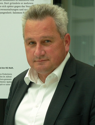 Prof. Dr. Jens-Christian Wagner, Leiter der Stiftung Gedenkstätten Buchenwald und Mittelbau-Dora (Foto: Axel Hindemith, wikipedia.org; CC BY-SA 3.0) Prof. Dr. Jens-Christian Wagner, Leiter der Stiftung Gedenkstätten Buchenwald und Mittelbau-Dora (Foto: Axel Hindemith, wikipedia.org; CC BY-SA 3.0)