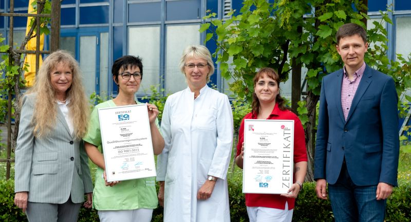 Das Qualitätsmanagementteam im Klinikzentrum Bad Sulza mit den Zertifikaten (Foto: © Toskanaworld)