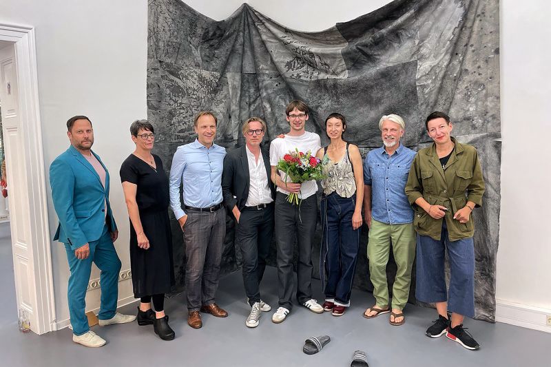 Prof. Björn Dahlem, Prof. Christine Hill, Dr. Sebastian Händschke, Jan-Philipp Frühsorge, Hannes Dünnebier, Claudia Hill, Matthias Wiegand und Prof. Jana Gunstheimer (v.l.n.r.) auf der Preisverleihung des Lyonel Kunstpreis. (Quelle: Bauhaus-Universität Weimar) Prof. Björn Dahlem, Prof. Christine Hill, Dr. Sebastian Händschke, Jan-Philipp Frühsorge, Hannes Dünnebier, Claudia Hill, Matthias Wiegand und Prof. Jana Gunstheimer (v.l.n.r.) auf der Preisverleihung des Lyonel Kunstpreis. (Quelle: Bauhaus-Universität Weimar)