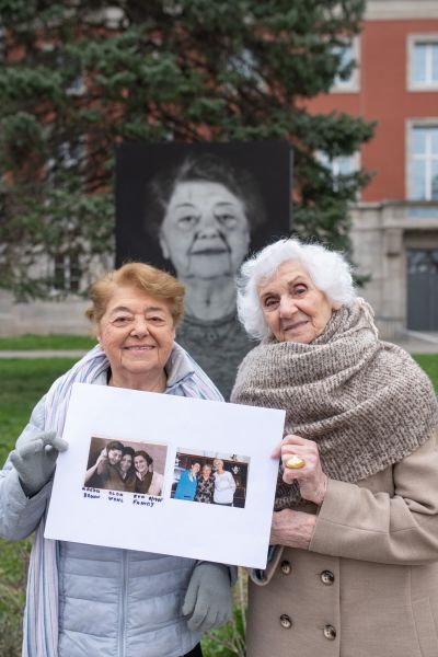 Magda Brown und Éva Pusztai-Fahidi im April 2019 vor dem Großporträt von Magda Brown in Weimar  (Foto: Thomas Müller)