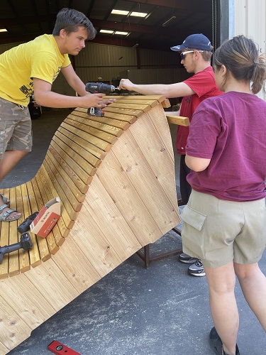 Kinder und Jugendliche bauen "Lümmelbänke" für den Oberweimar-Ehrimgsdorf (Foto: Ines Bolle, Ortsteilbürgermeisterin Oberweimar-Ehringsdorf) Kinder und Jugendliche bauen "Lümmelbänke" für den Oberweimar-Ehrimgsdorf (Foto: Ines Bolle, Ortsteilbürgermeisterin Oberweimar-Ehringsdorf)