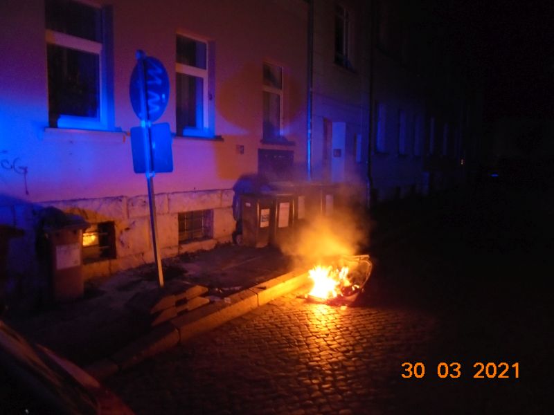 Mülltonnenbrand (Foto: Feuerwehr Weimar)   Mülltonnenbrand (Foto: Feuerwehr Weimar)